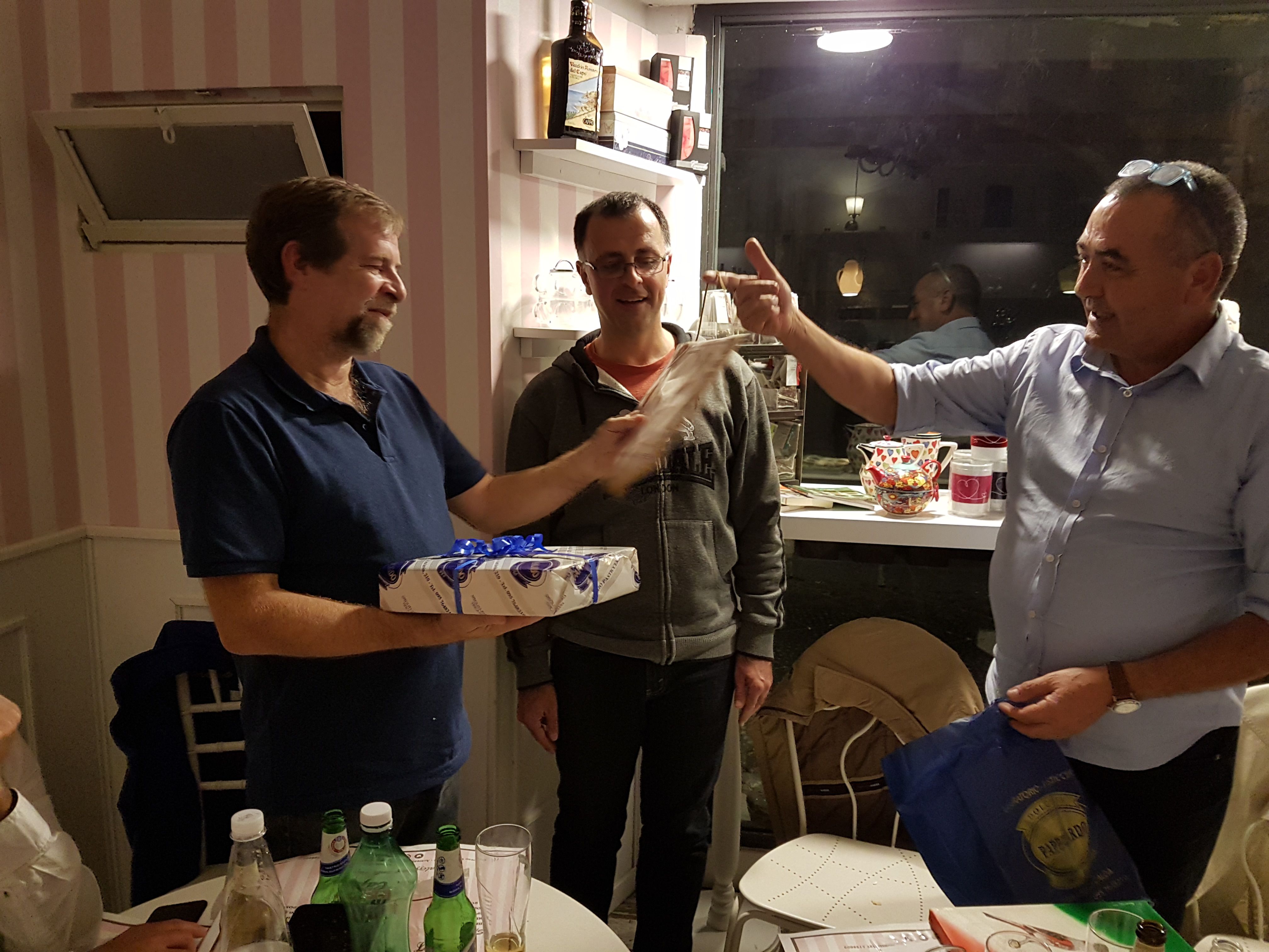 Il Giudice internazionale PAULO FERREIRA (cooideatore della razza Arlecchino Portoghese) omaggiato dal Presidente R.O.S. Ignazio Sciacca al rinfresco di fine manifestazione